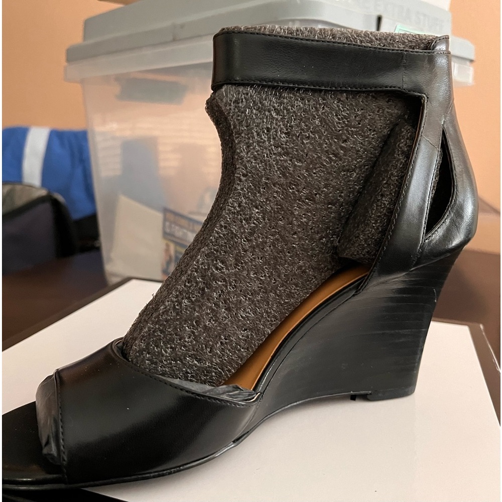 New Nine West Black leather wedge like. Never worn size 7.5